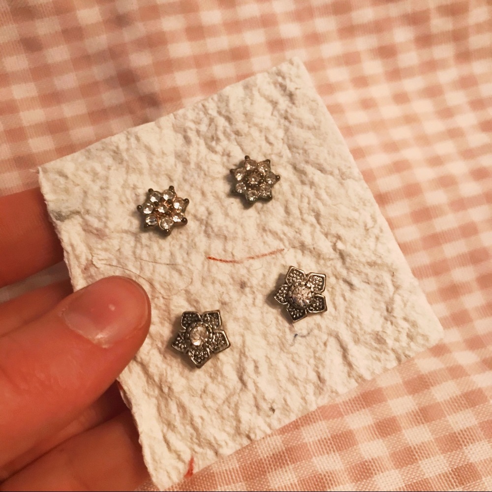 2 pair of studs earring